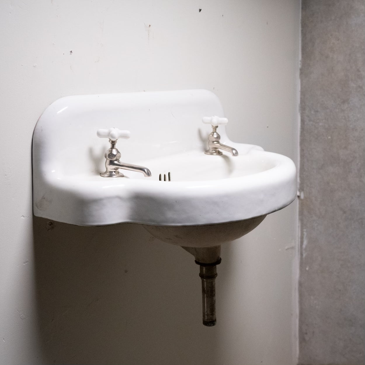 1920 Cast Iron Wall Mounted Porcelain Sink