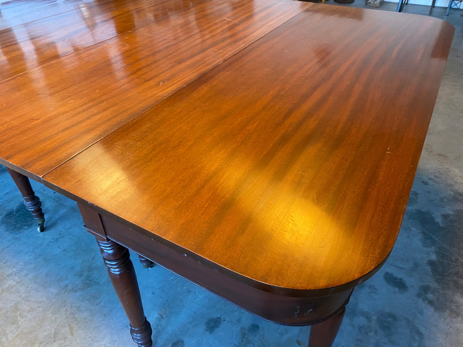 1830 mahogany banquet table attributed to Thomas NIsbet | Scott Landon Antiques and Interiors.
