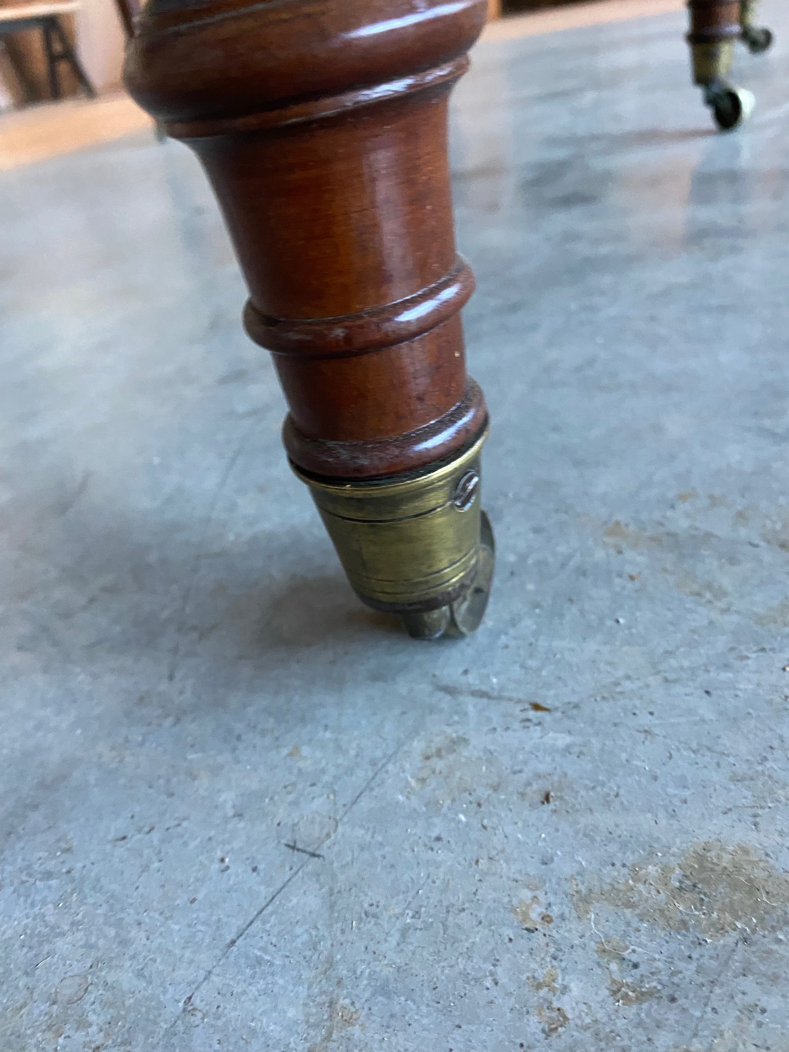 1830 mahogany banquet table attributed to Thomas NIsbet | Scott Landon Antiques and Interiors.