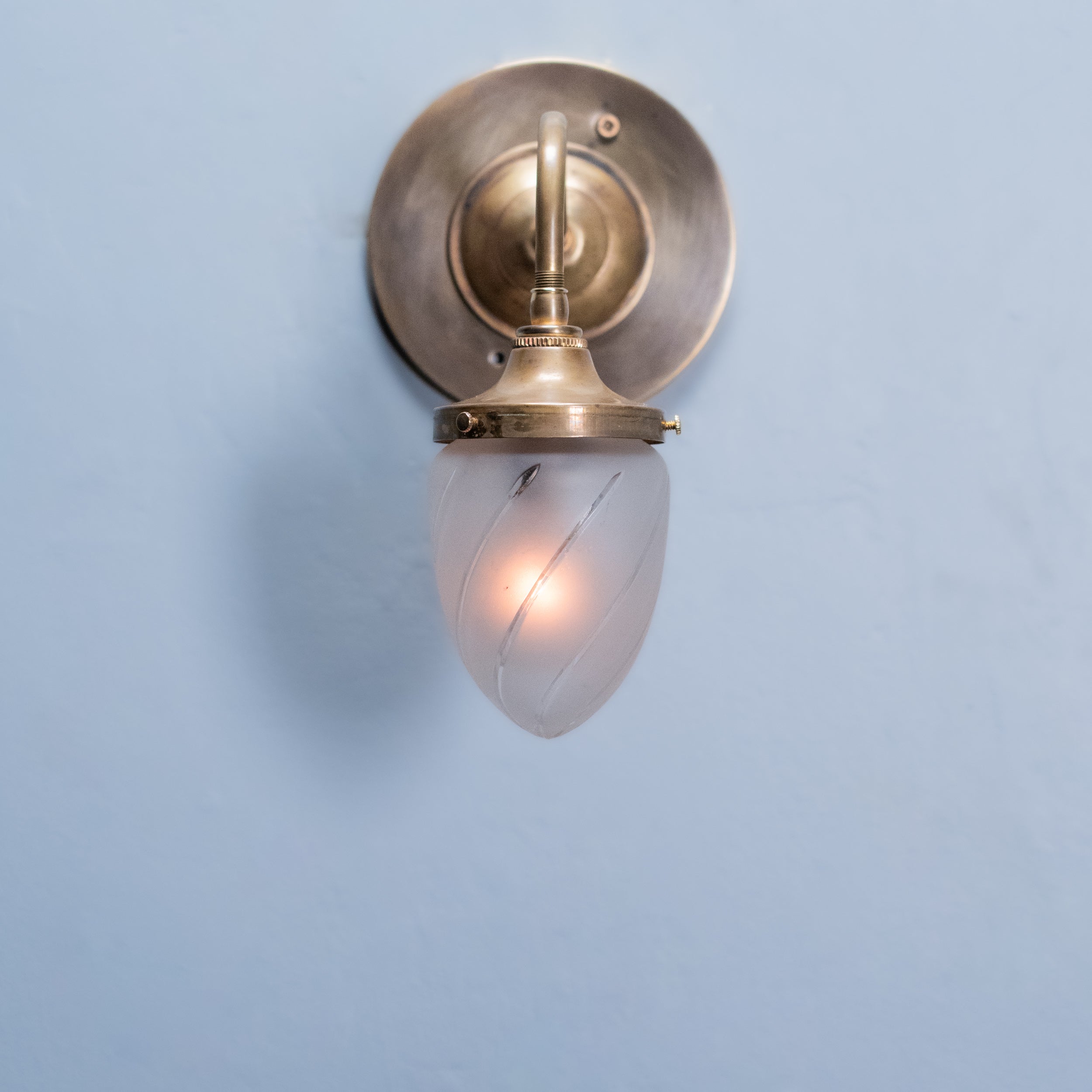 single sconce | Scott Landon Antiques and Interiors.