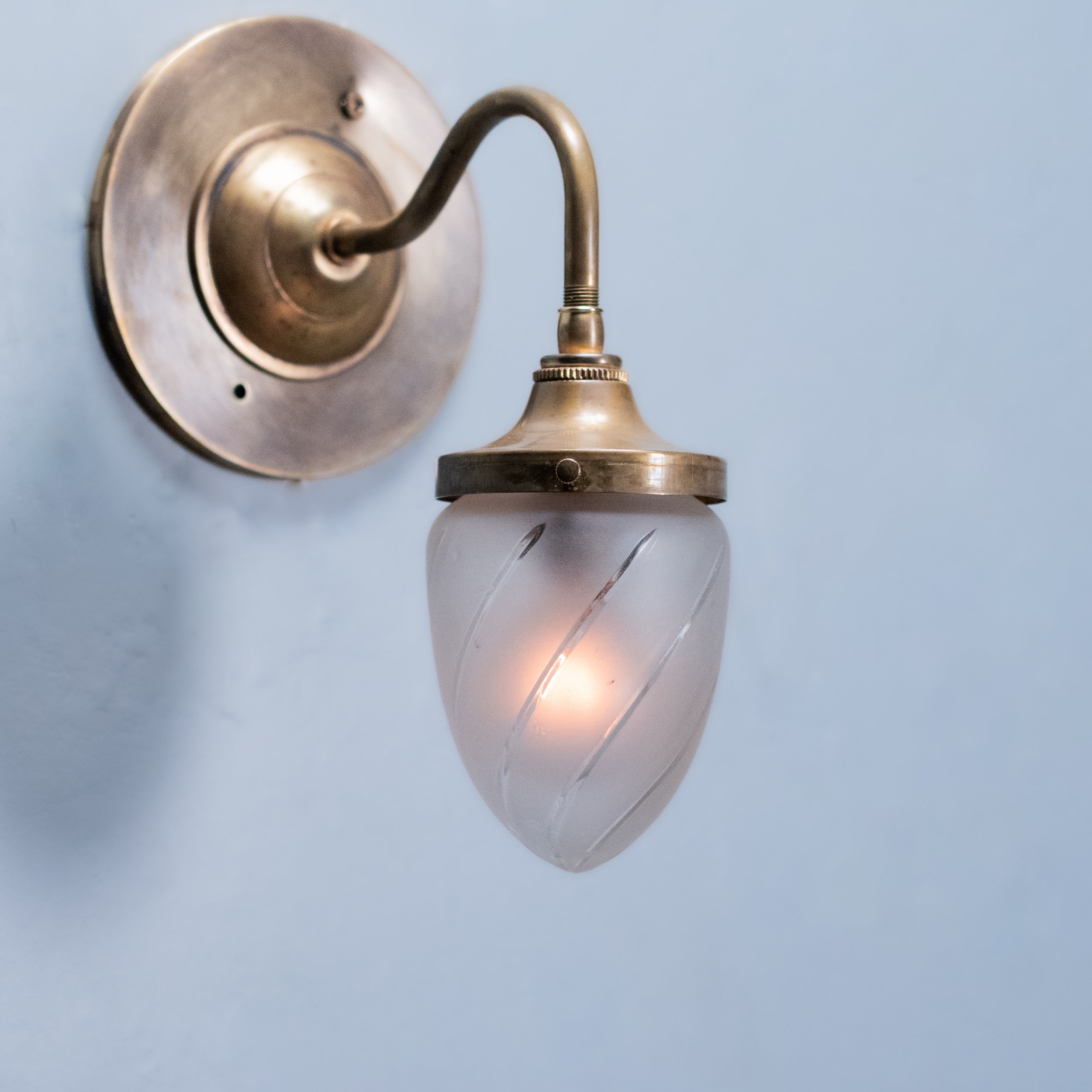 single sconce | Scott Landon Antiques and Interiors.