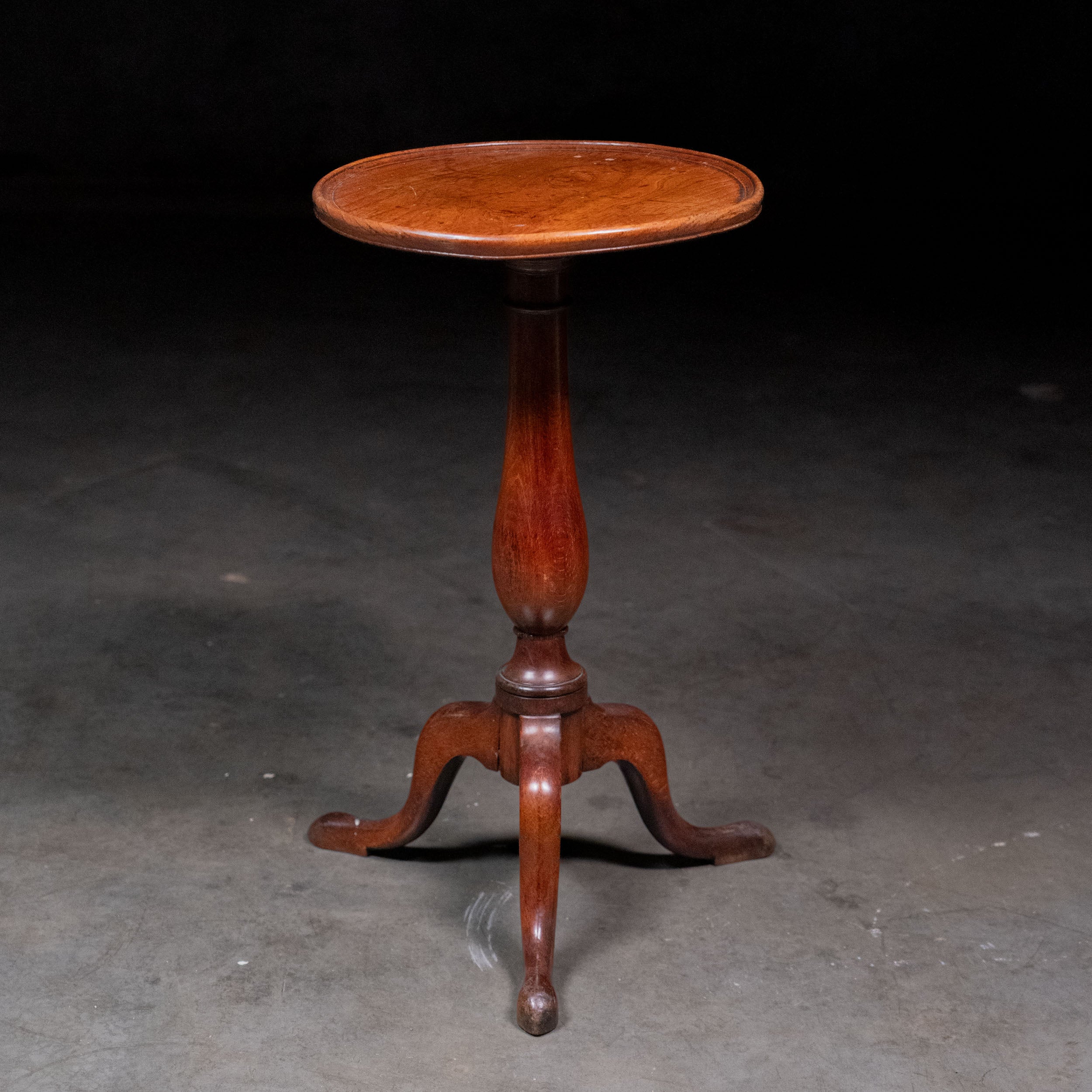 1790-1820 Queen Anne Walnut Dish Top Candle Stand Table