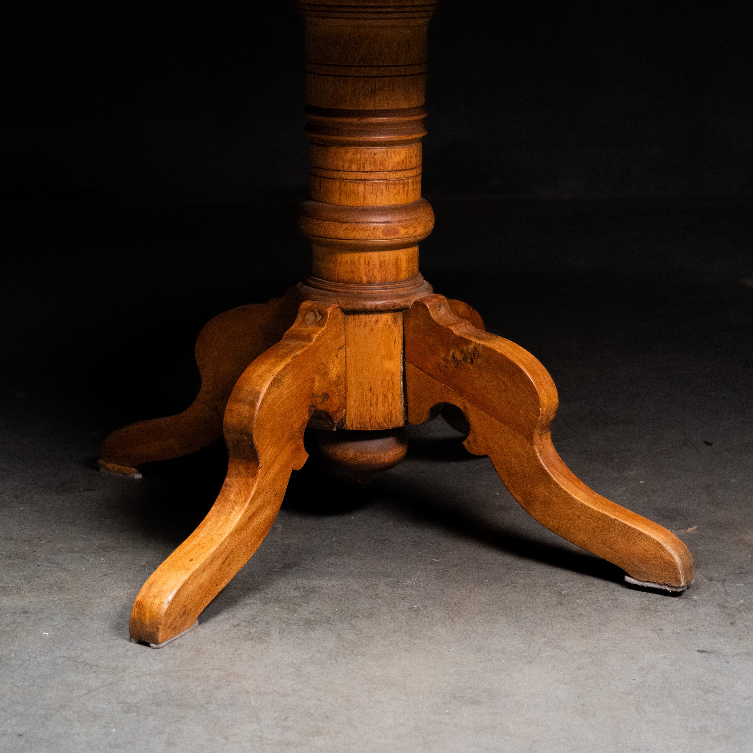 round table | Scott Landon Antiques and Interiors.