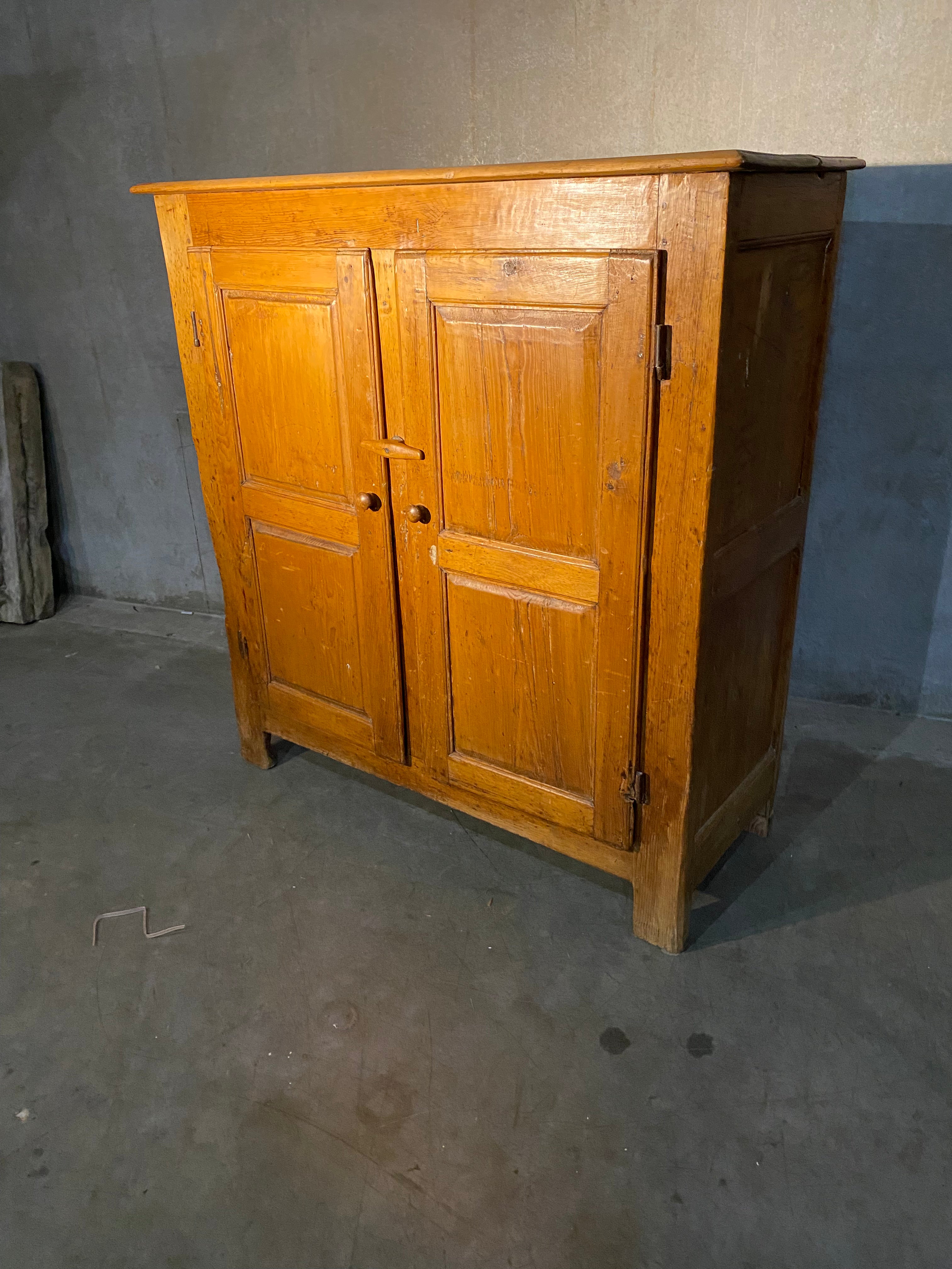 1790-1810 Quebec petite pine Canadiana armoire